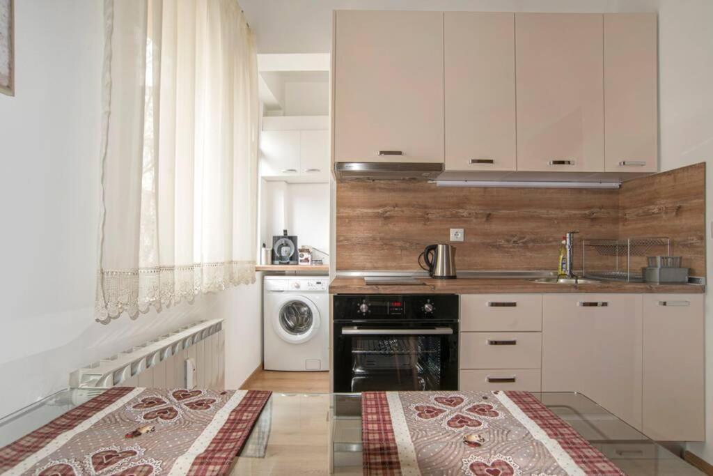 Elegant & Stylish 2 Bedroom Top Central Apartment Софія Екстер'єр фото
